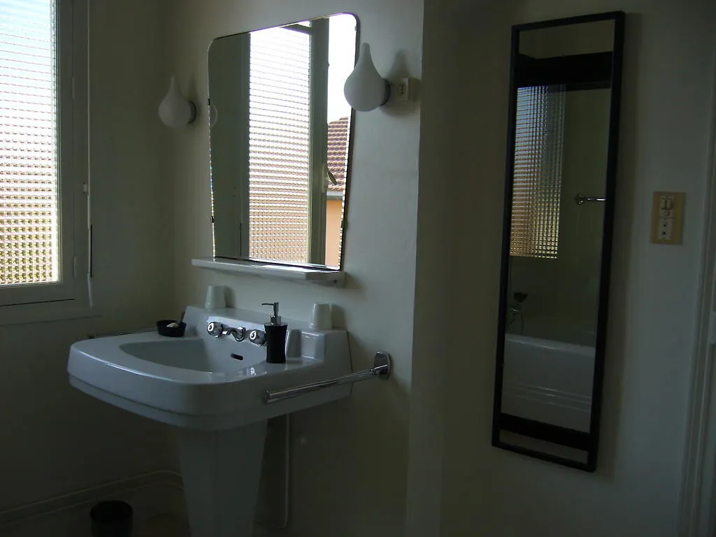 La Maison Pourpre Bed & Breakfast Tarbes 0*,  France
